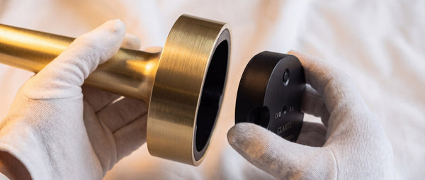 De verwisselbare batterij wordt uit de voet van een Clarté-lamp getild